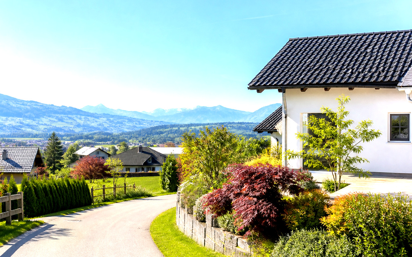 Haus mit Garten und Aussicht auf eine hügelige Landschaft
